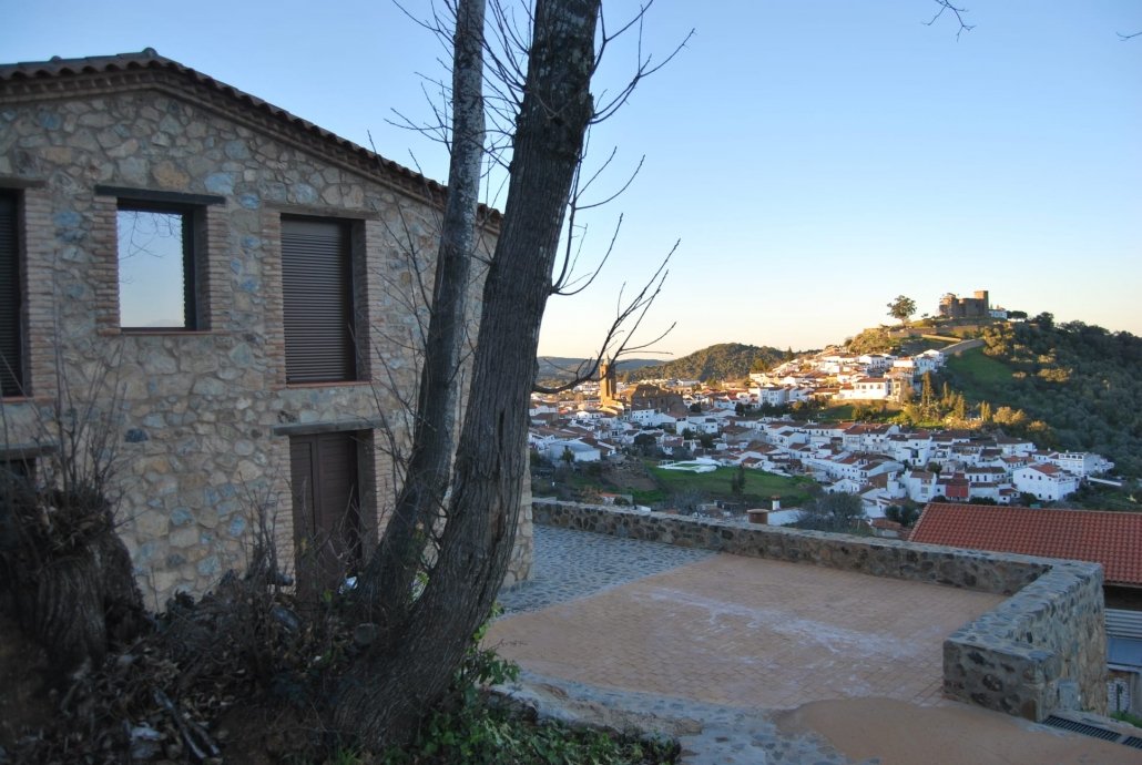 Fachada del Mirador Don José con vistas al pueblo blanco de Cortegana y su castillo al atardecer